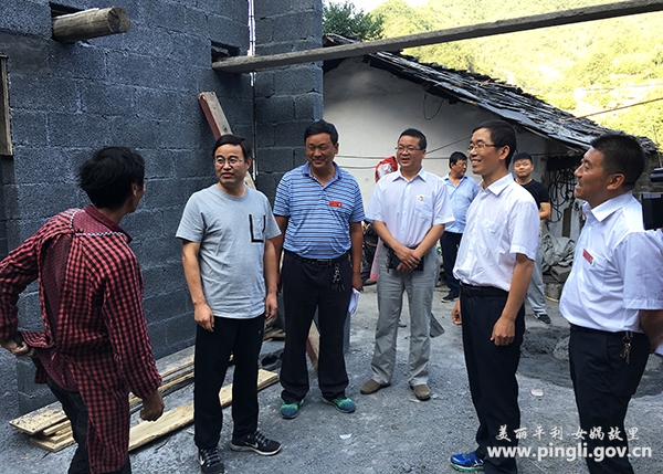 县委书记郑小东在正阳镇暗访脱贫攻坚工作