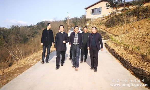 县委书记郑小东在西河镇调研女娲山田园综合体项目建设