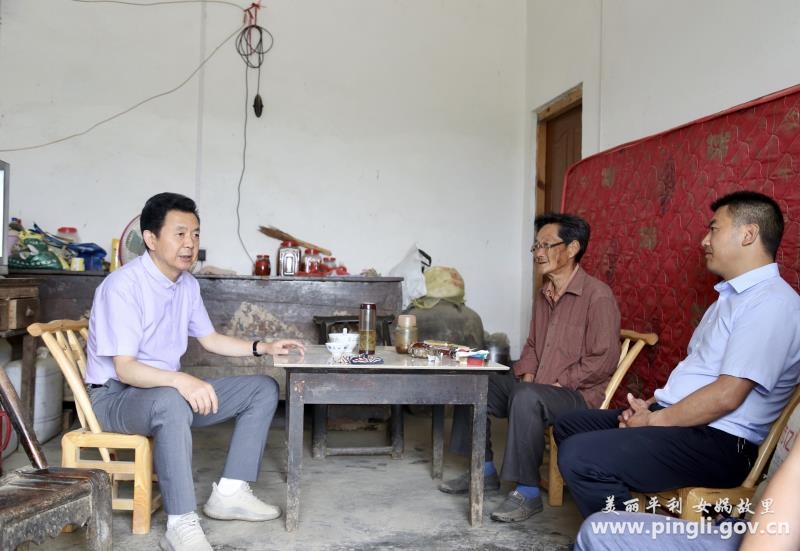 县人大常委会主任汪贤存到老县镇蒋家坪村督导脱贫攻坚百日会战落实